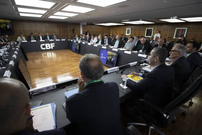 Dirigentes dos clubes da Série A em reunião na sede da CBF, ontem: opção por paralisar jogos para conter vírus