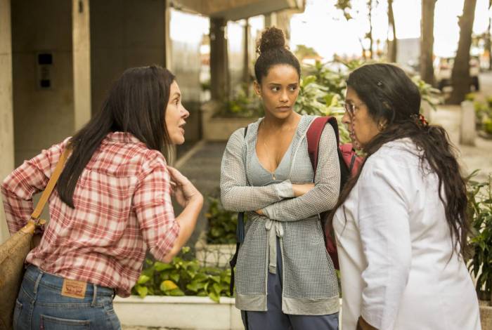 Vitória (Thaís Araújo), Lurdes (Regina Casé) e Thelma (Adriana Esteves) no meio da discussão em 'Amor de mãe'