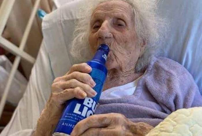 A polonesa Jannie Stejna, de 103, comemorou recuperação da Covid-19 com uma cerveja