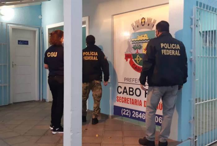 Cumprimento dos mandados na sede da Secretaria Municipal de Cabo Frio